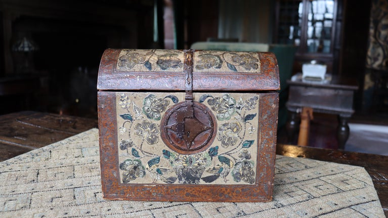 A Barniz de Pasto Casket on a wooden table at Bateman's